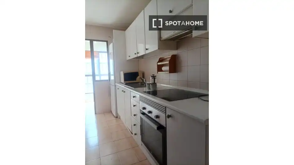 Cuina de Apartament per a compartir en Madrid amb Aire condicionat, Calefacció i Terrassa