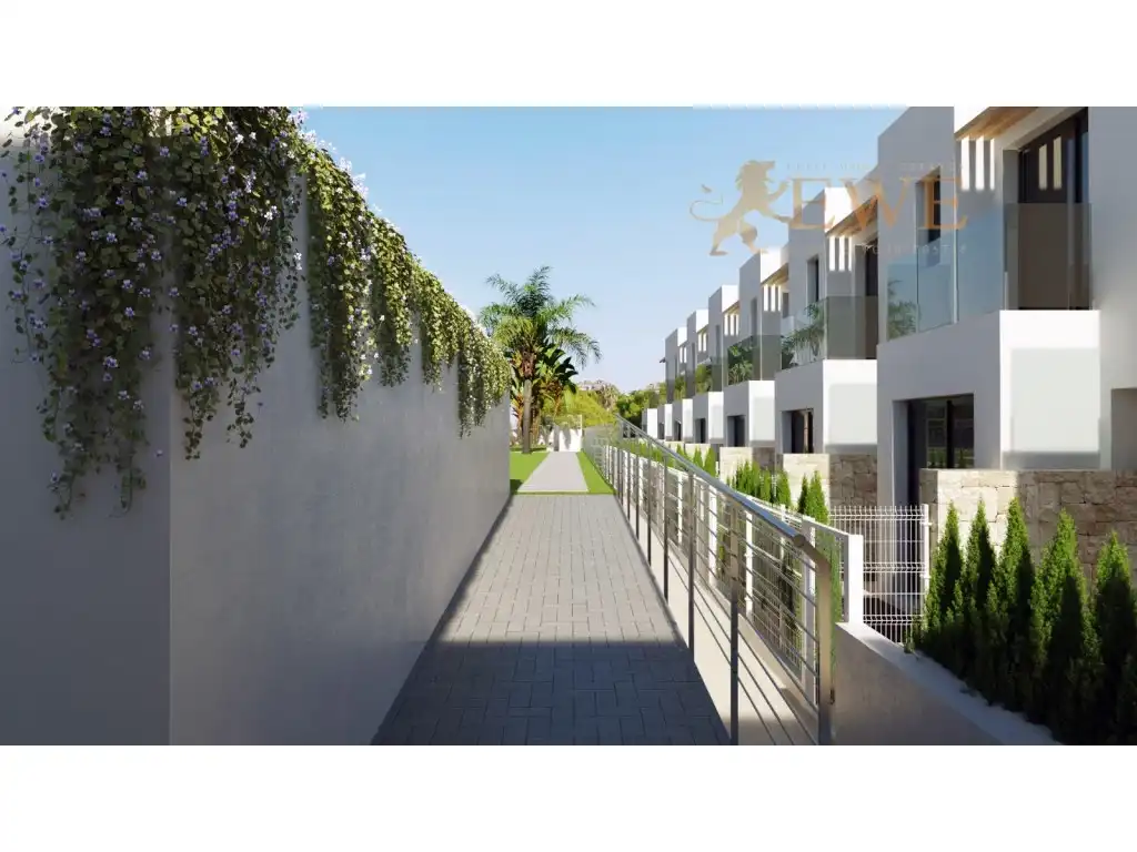Casa adosada en venta en Calle Praga, Golf Bahía