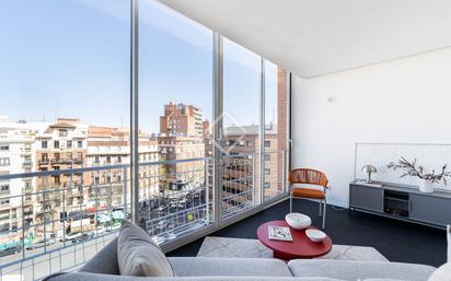 Sala d'estar de Pis en venda en  Madrid Capital amb Aire condicionat i Moblat