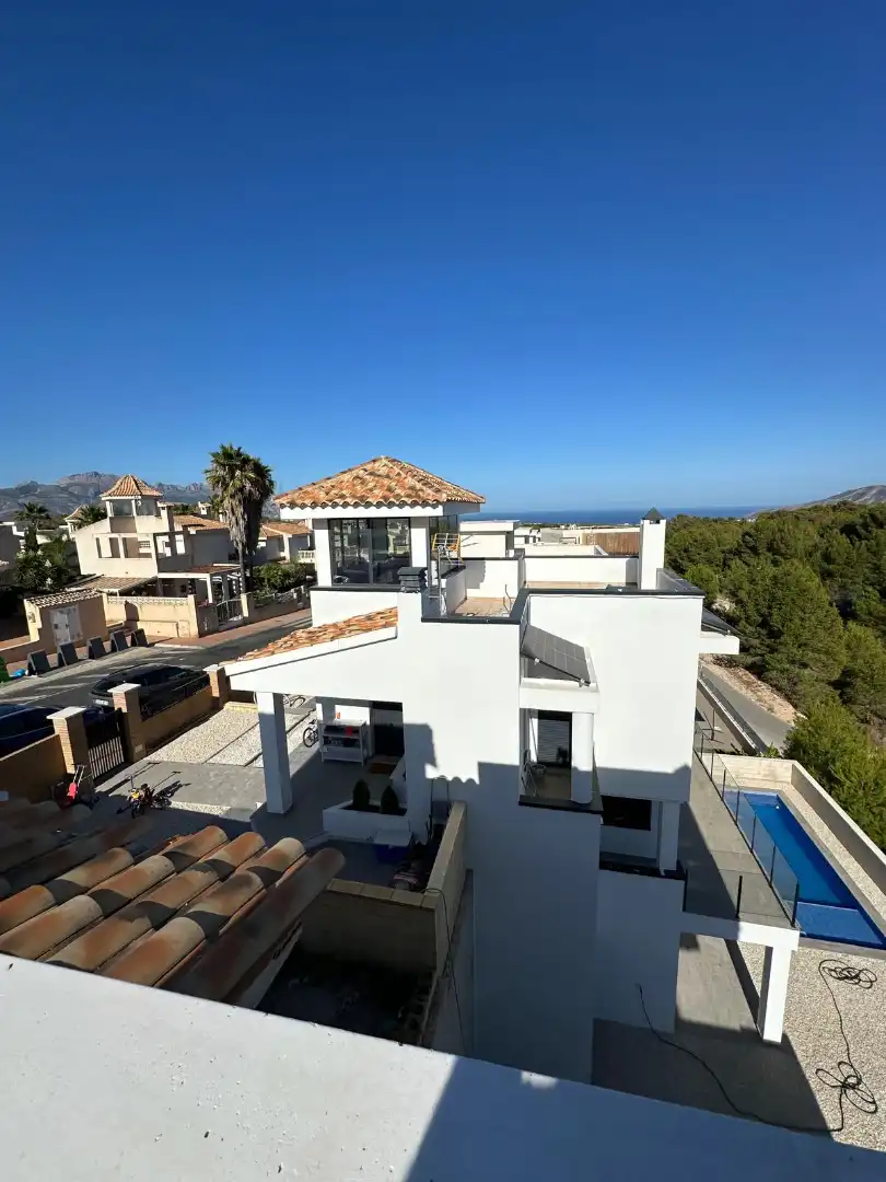 Vista exterior de Casa o chalet en venta en La Nucia con Aire acondicionado, Terraza y Piscina