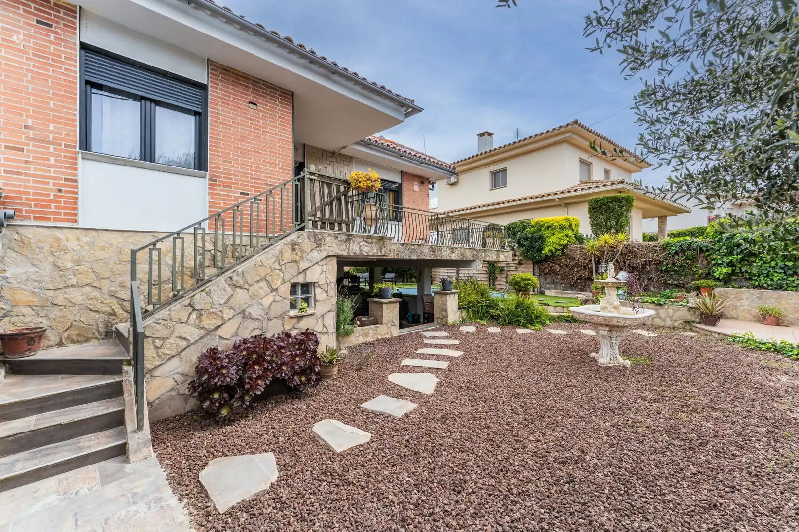 Vista exterior de Casa adosada en venta en Bigues i Riells del Fai con Aire acondicionado, Calefacción y Jardín privado
