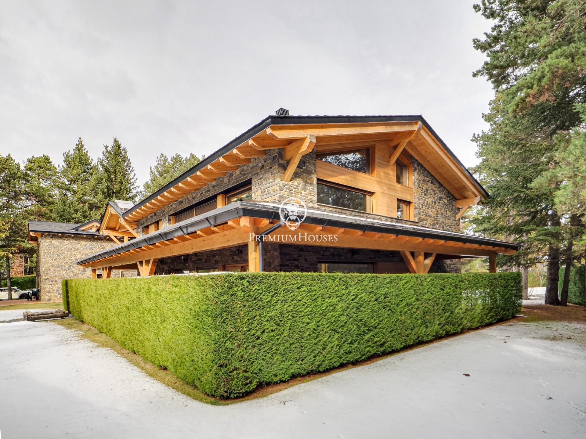 Vista exterior de Casa o xalet en venda en Alp amb Calefacció, Jardí privat i Terrassa