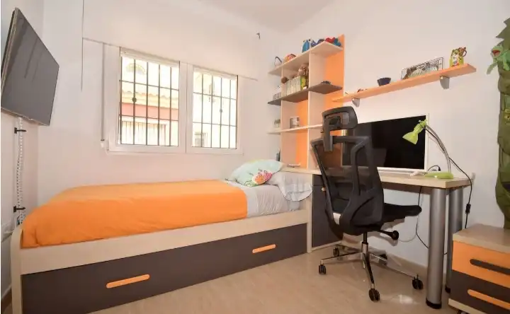 Habitación de Casa adosada en venta en Pilar de la Horadada con Aire acondicionado, Calefacción y Jardín privado
