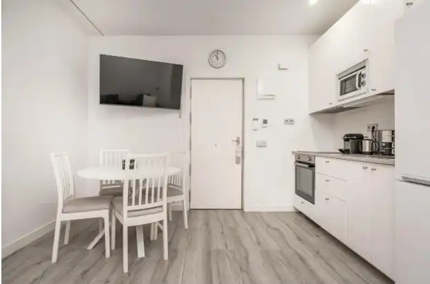 Cocina de Planta baja en venta en L'Hospitalet de Llobregat con Aire acondicionado y Horno