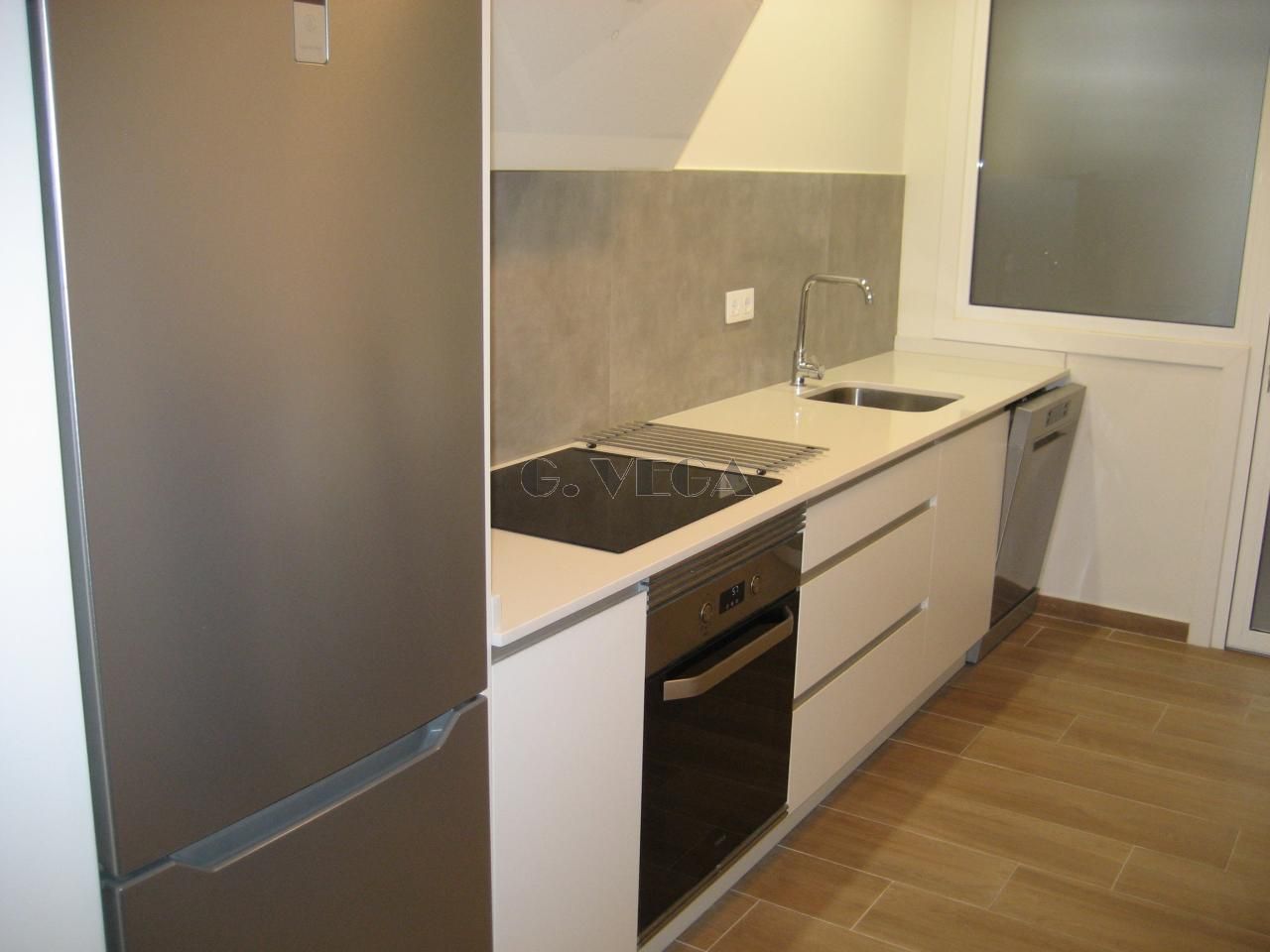 Cuina de Pis de lloguer en Vigo  amb Calefacció, Traster i Balcó