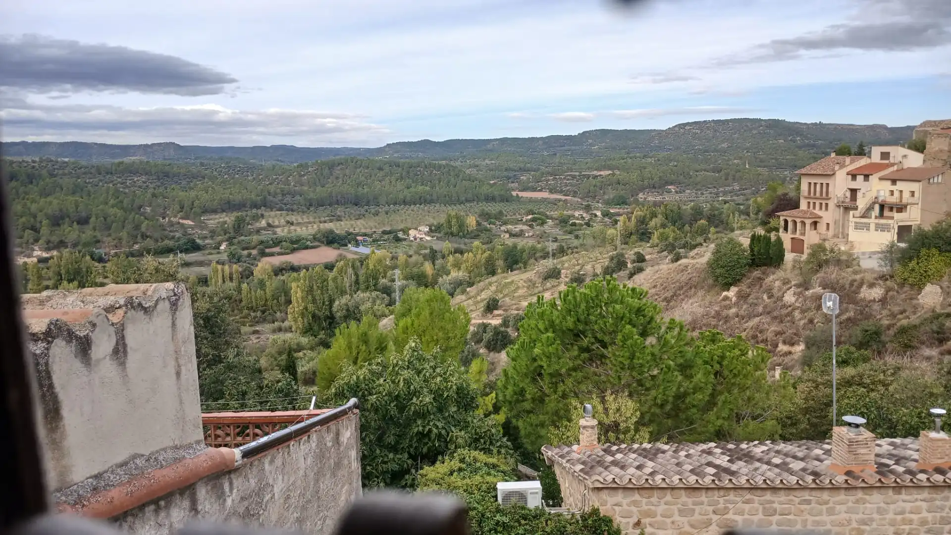 Vista exterior de Casa adosada en venda en Torre del Compte, Teruel
