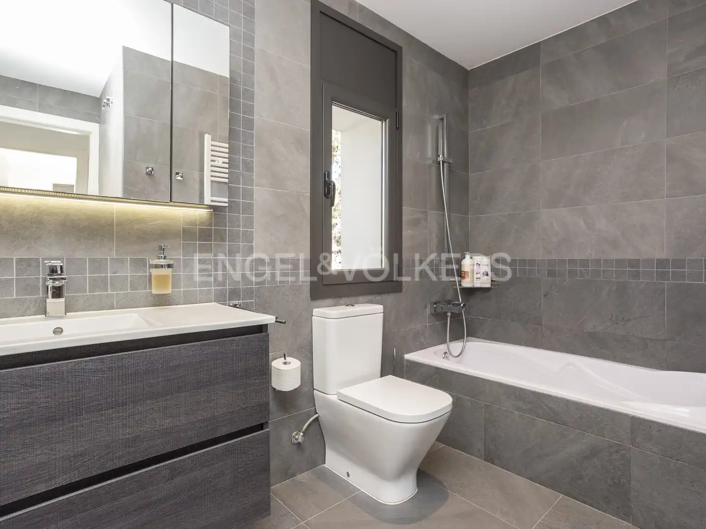 Bathroom of Houses for rent in Vilanova i la Geltrú  with Air Conditioner, Heating and Private garden