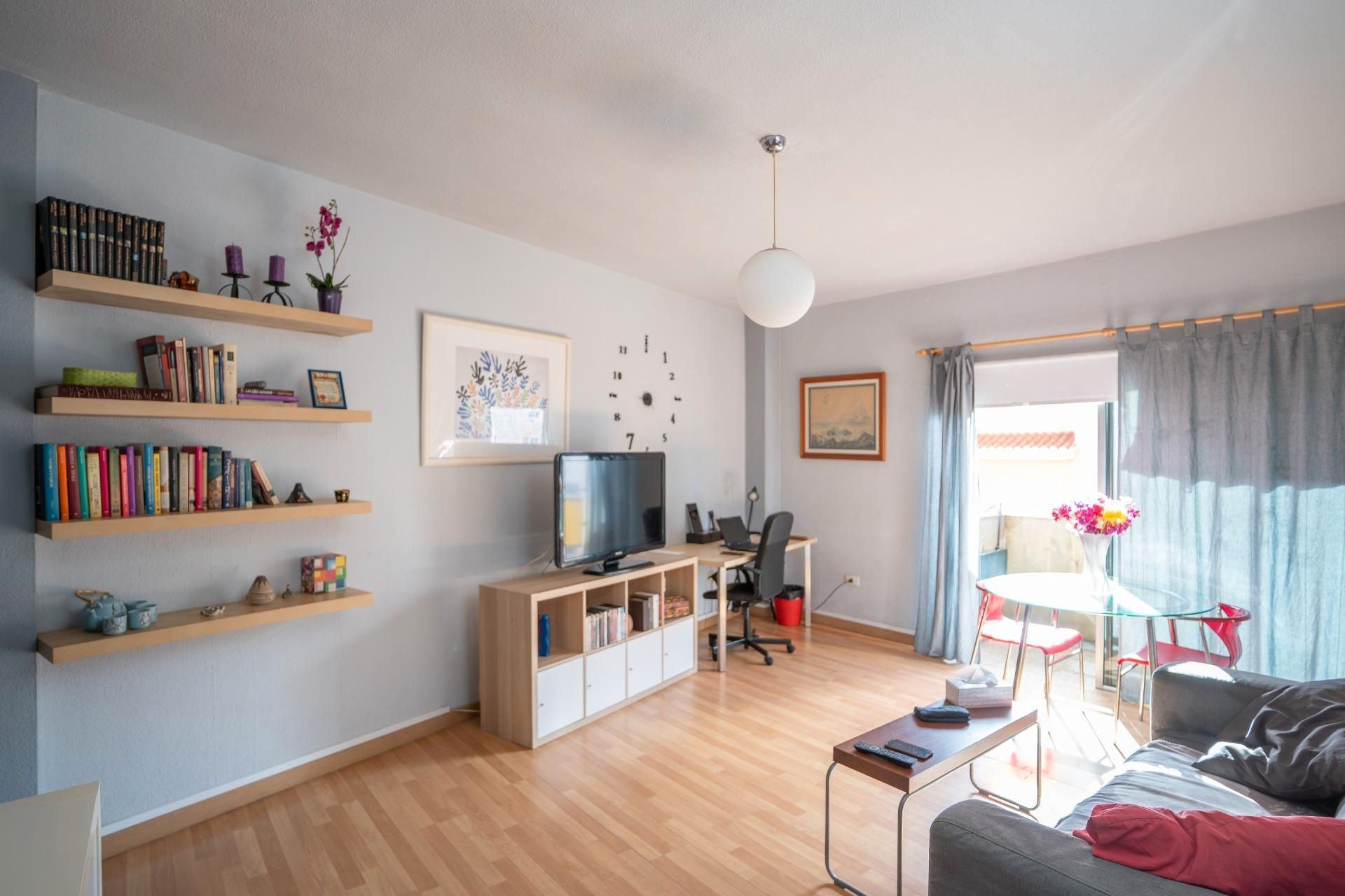 Living room of Flat for sale in  Santa Cruz de Tenerife Capital  with Storage room, Furnished and Balcony