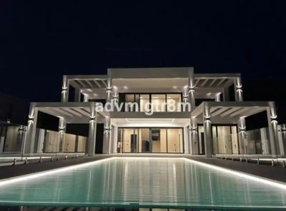 Vista exterior de Casa o xalet en venda en Marbella amb Aire condicionat, Jardí privat i Terrassa