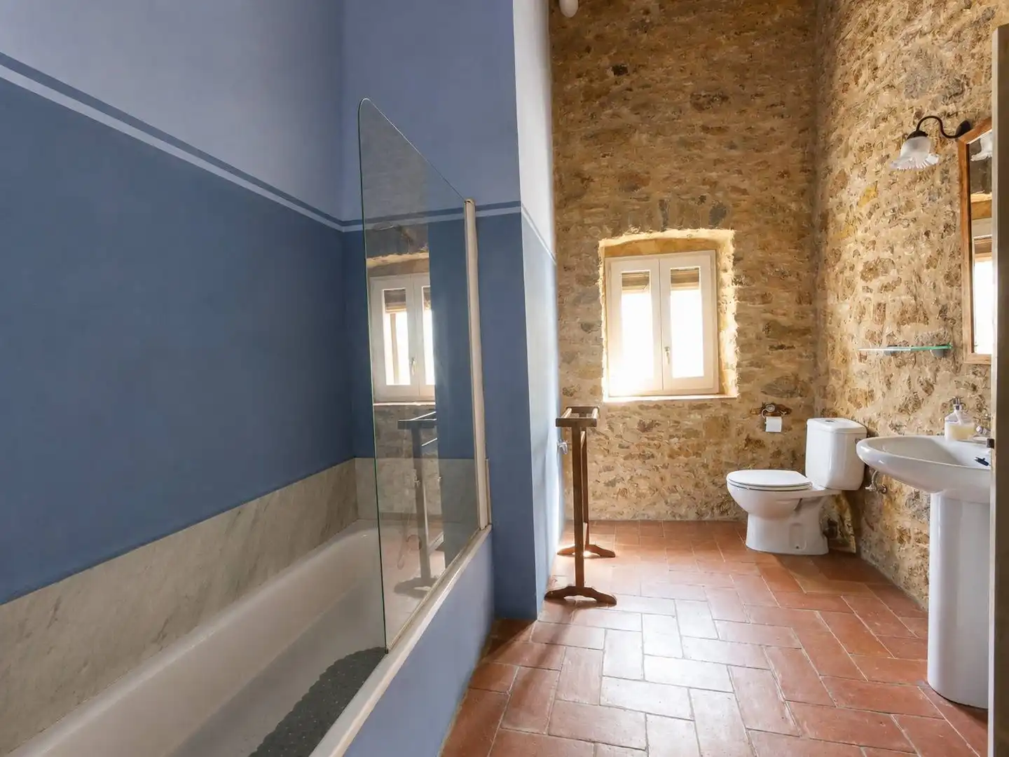 Badezimmer von Country house zum Verkauf in Forallac mit Heizung, Privatgarten und Terrasse