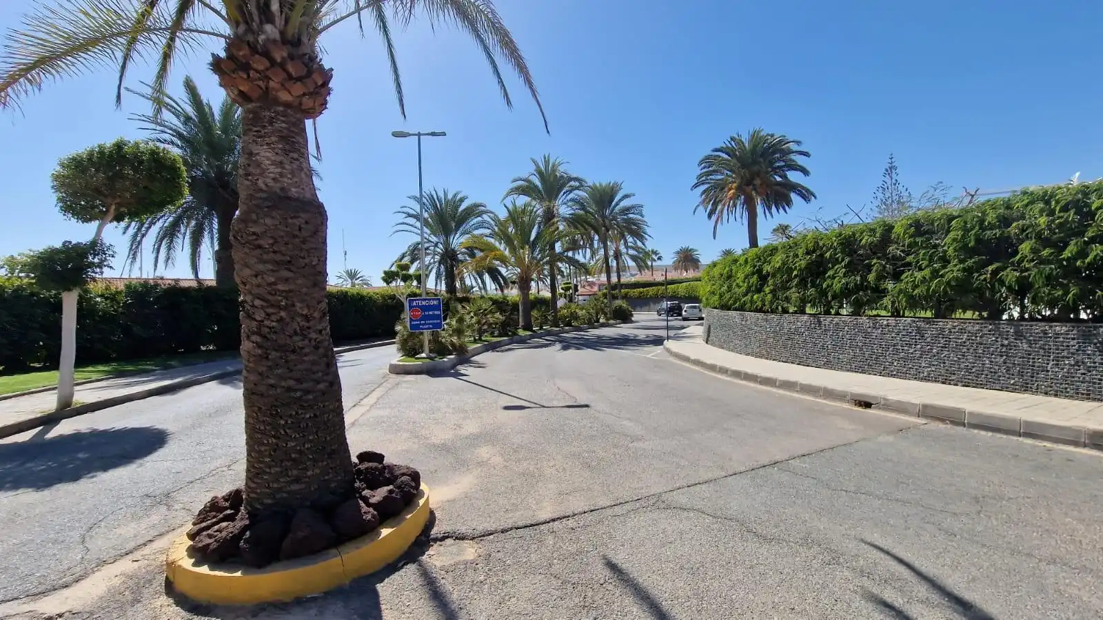 Parkplatz von Einfamilien-Reihenhaus zur Miete in San Bartolomé de Tirajana mit Klimaanlage, Privatgarten und Terrasse