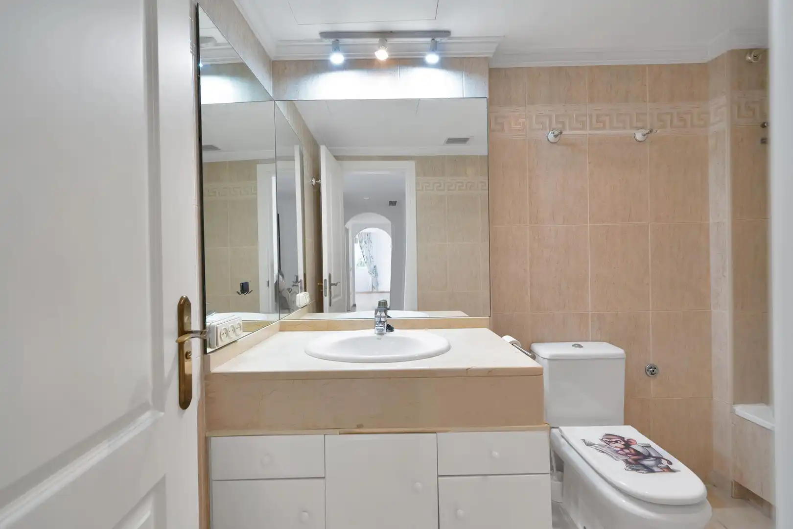 Baño de Apartamento en venta en Marbella con Aire acondicionado, Calefacción y Jardín privado