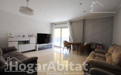 Sala d'estar de Pis en venda en Oliva amb Aire condicionat, Terrassa i Balcó