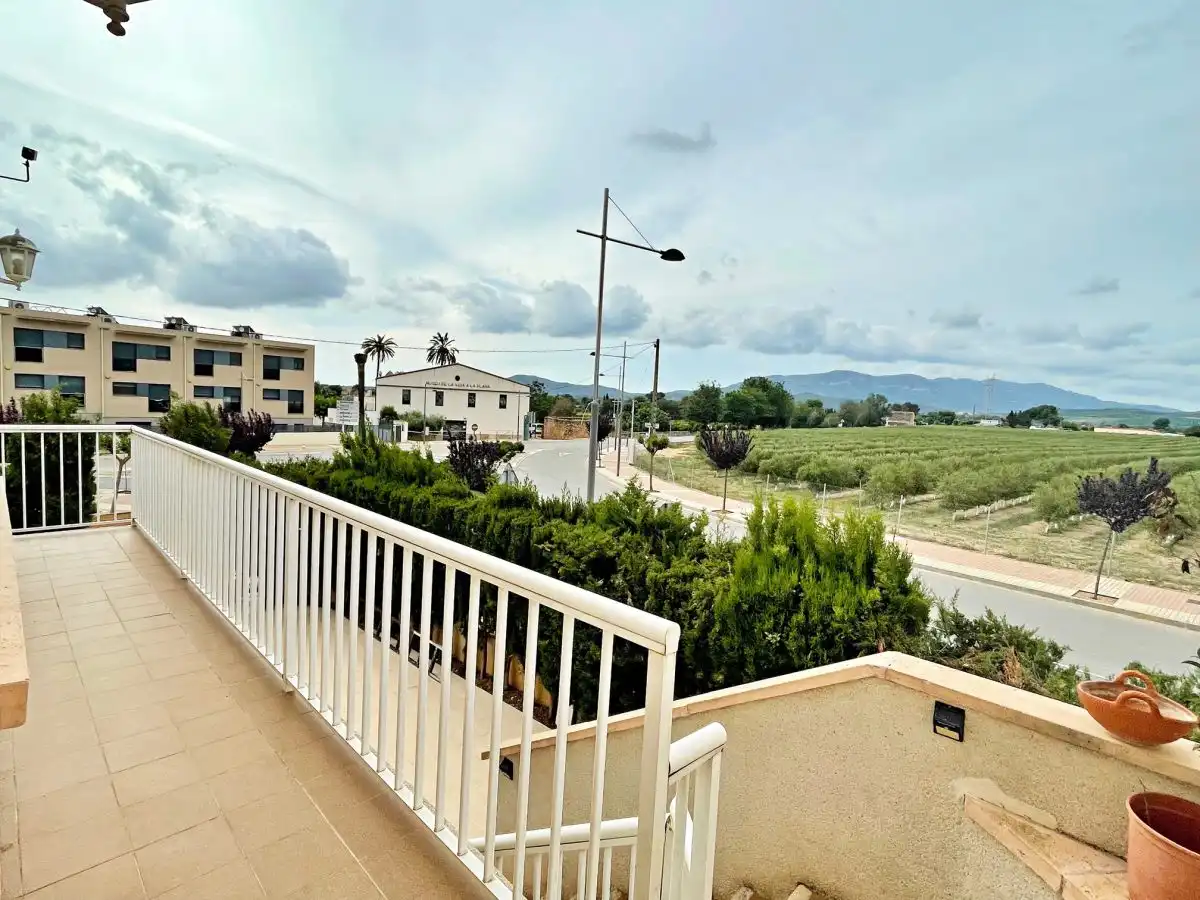 Vista exterior de Casa o xalet en venda en Santa Bàrbara amb Terrassa