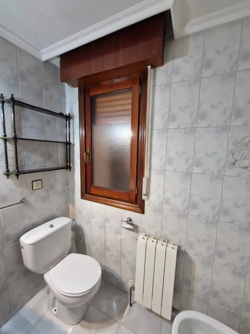 Baño de Piso de alquiler en Valle de Mena con Calefacción, Parquet y Amueblado