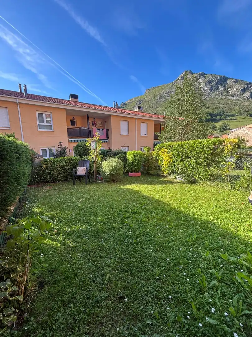 Jardí de Casa adosada en venda en Morcín amb Calefacció, Jardí privat i Parquet