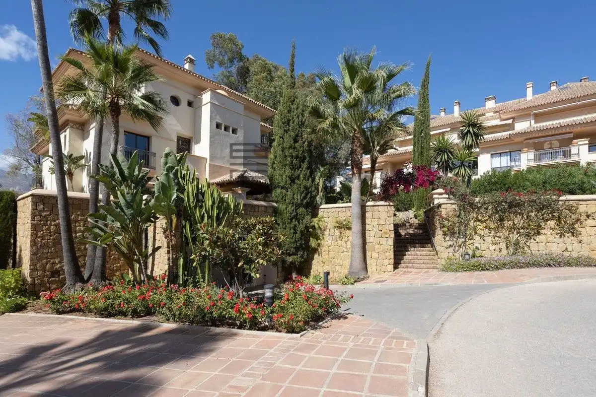 Vista exterior de Pis en venda en Marbella amb Aire condicionat, Terrassa i Traster