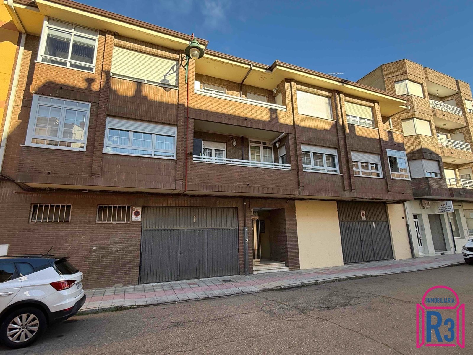 Vista exterior de Pis de lloguer en León Capital  amb Calefacció, Terrassa i Moblat