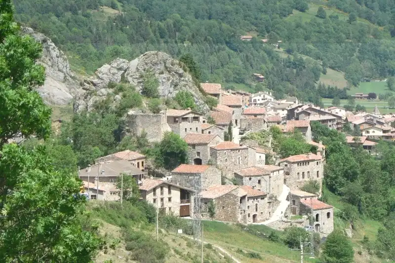 Vista exterior de Finca rústica en venda en Vilallonga de Ter amb Jardí privat i Moblat