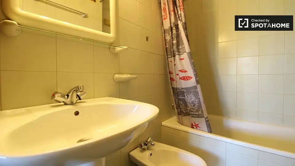 Bathroom of Flat for rent in Madrid  with Air Conditioner, Heating and Furnished