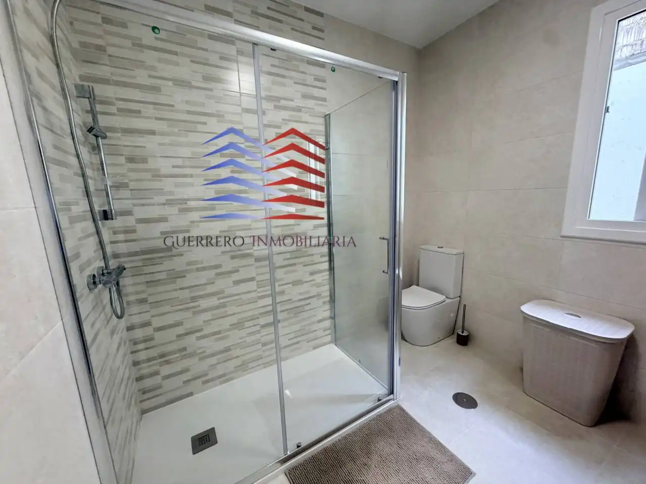 Badezimmer von Wohnung zur Miete in Ourense Capital  mit Heizung, Parkett und Möbliert