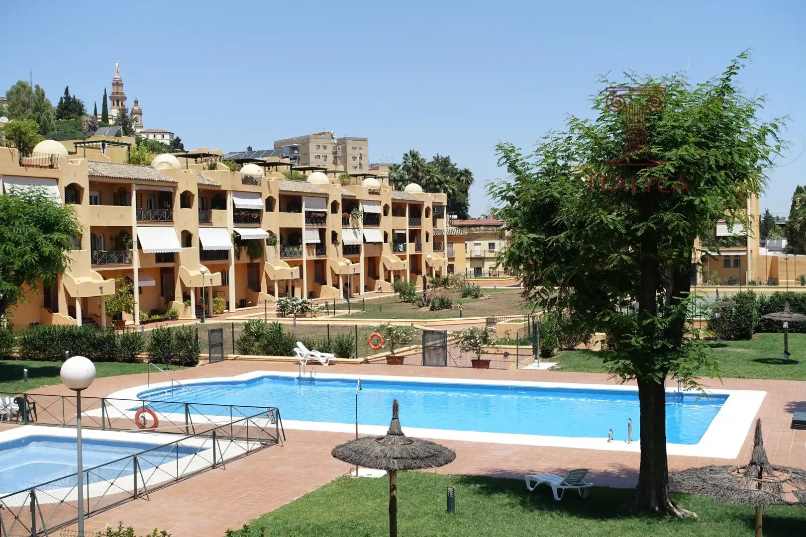Piscina de Casa adosada en venda en San Juan de Aznalfarache amb Aire condicionat, Jardí privat i Piscina comunitària