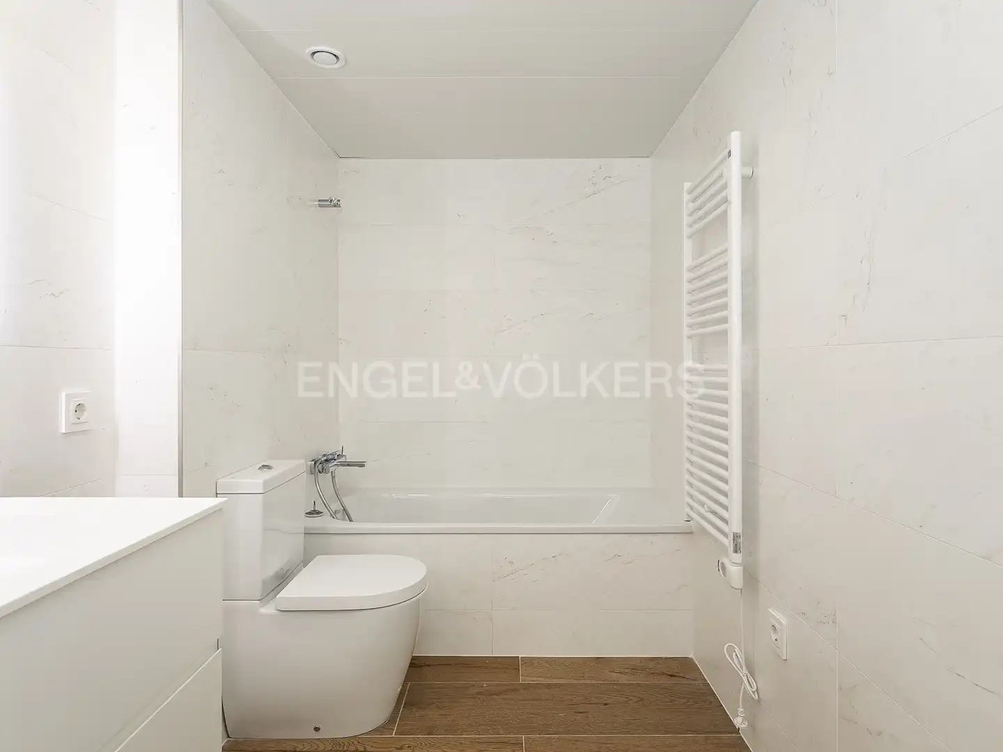 Badezimmer von Wohnung zur Miete in Barcelona mit Klimaanlage, Heizung und Parkett