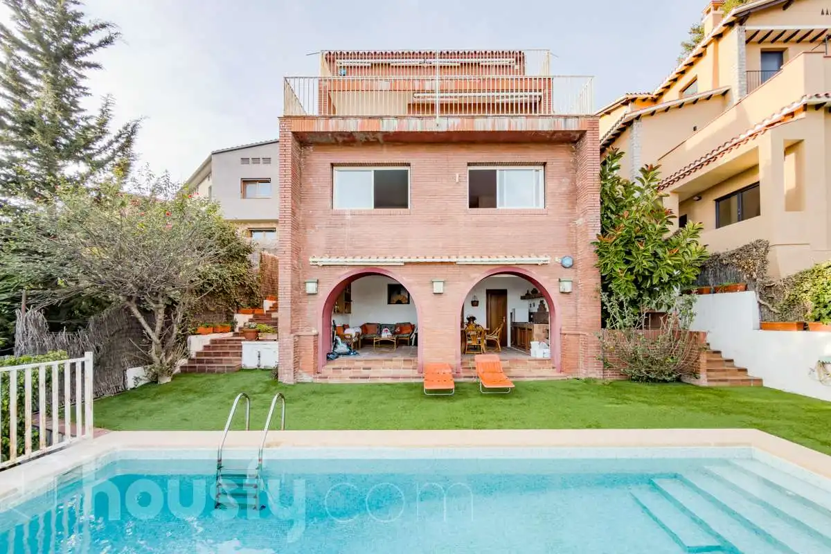 Vista exterior de Casa o xalet en venda en Barcelona amb Aire condicionat, Calefacció i Jardí privat