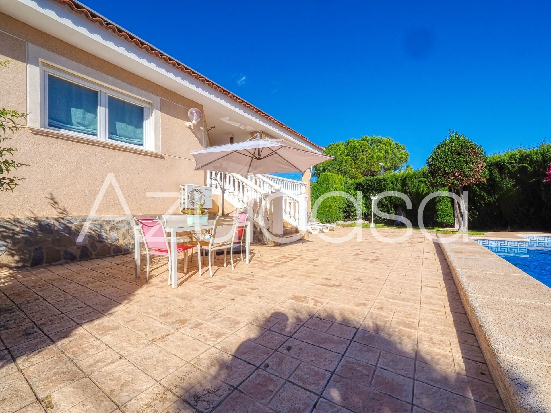 Vista exterior de Casa o xalet en venda en Mutxamel amb Aire condicionat, Calefacció i Terrassa