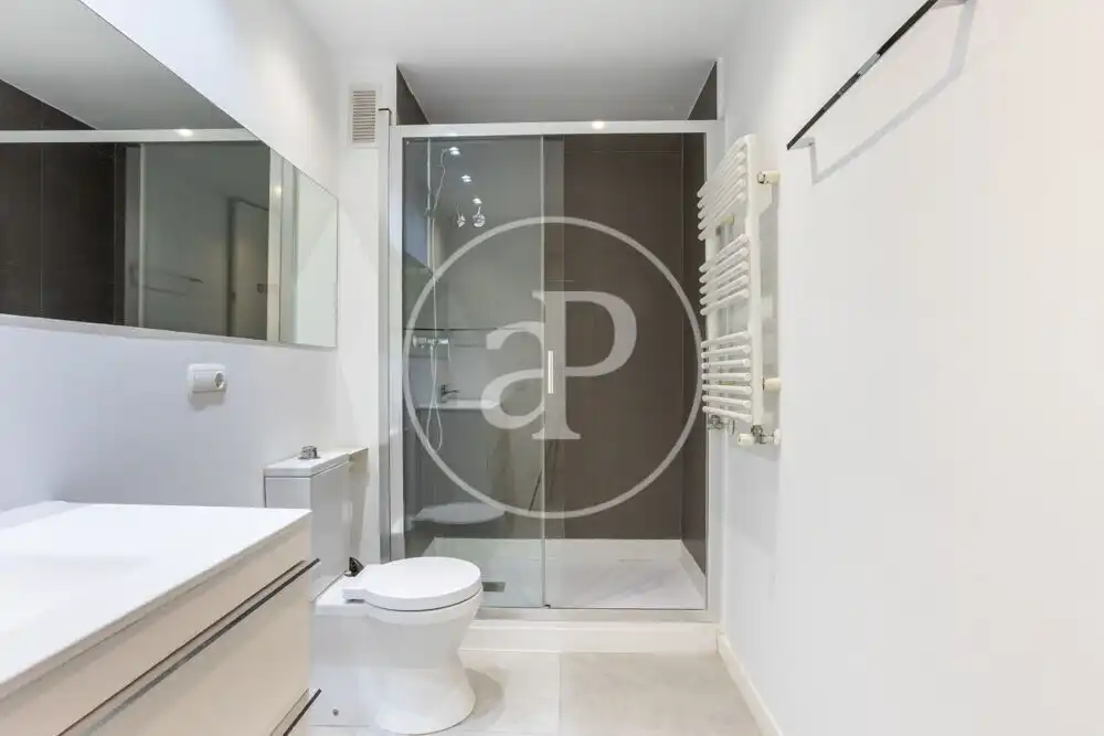 Badezimmer von Wohnung zur Miete in Valencia mit Klimaanlage, Heizung und Abstellraum