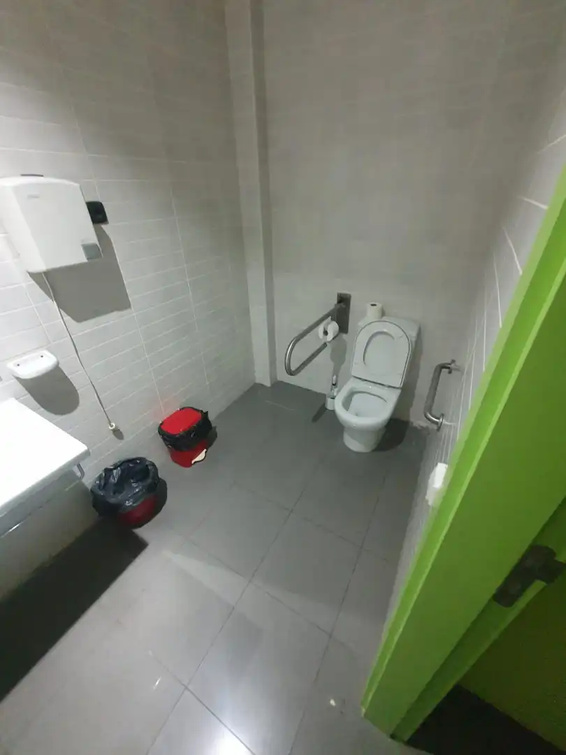 Badezimmer von Geschaftsraum zur Miete in Sevilla