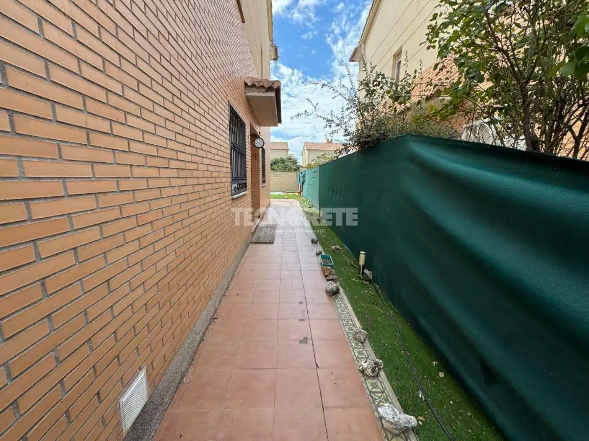 Casa aparellada amb terrassa en venda a Yunquera de Henares, imagen 48