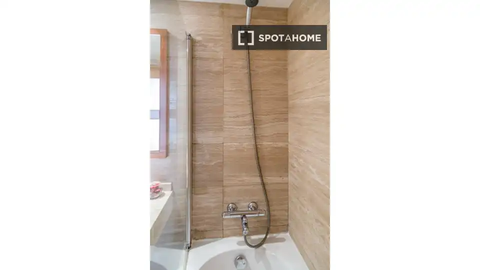 Badezimmer von Wohnung zur Miete in Valencia mit Klimaanlage, Heizung und Möbliert