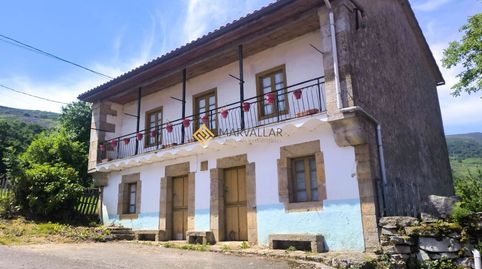 Estupenda casa de piedra con finca de 800 M2 rodeada en todo su perímetro por un muro de piedra seca. La casa estructuralmente est