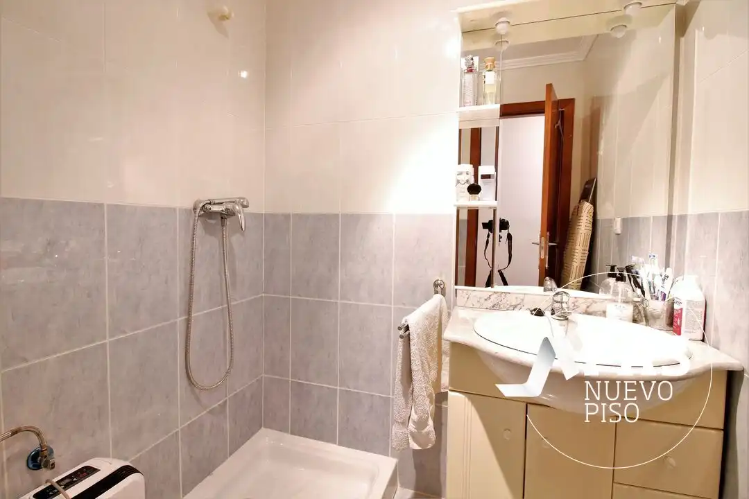 Bathroom of Flat for sale in El Astillero    with Heating, Private garden and Storage room