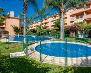Vista exterior de Dúplex en venda en Marbella amb Aire condicionat, Terrassa i Piscina comunitària