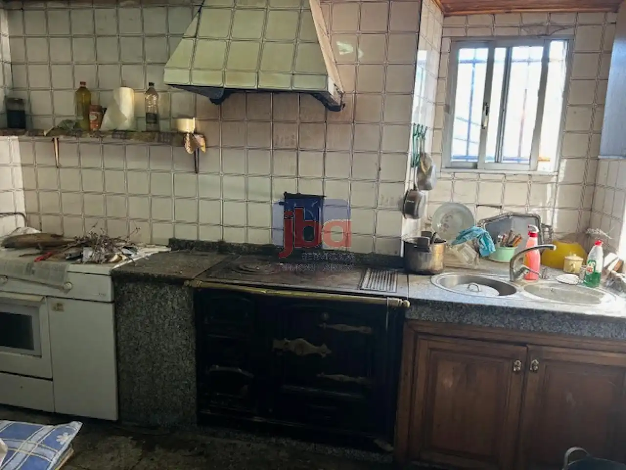 Cuina de Casa o xalet en venda en Muíños amb Calefacció i Jardí privat