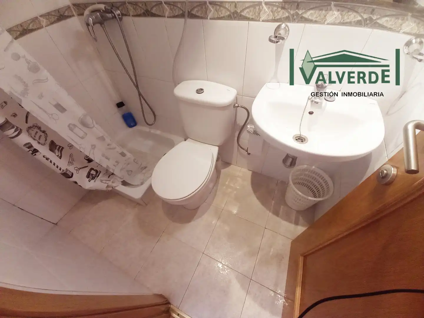 Bathroom of Study for rent in Granada  with Heating, Furnished and Washing machine