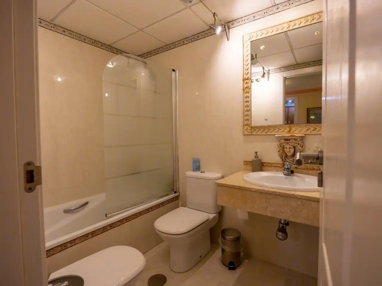 Bathroom of Flat for rent in Marbella  with Private garden, Terrace and Swimming Pool