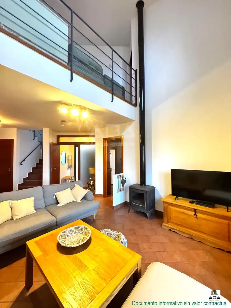 Sala d'estar de Casa o xalet en venda en Poyales del Hoyo amb Calefacció, Jardí privat i Terrassa