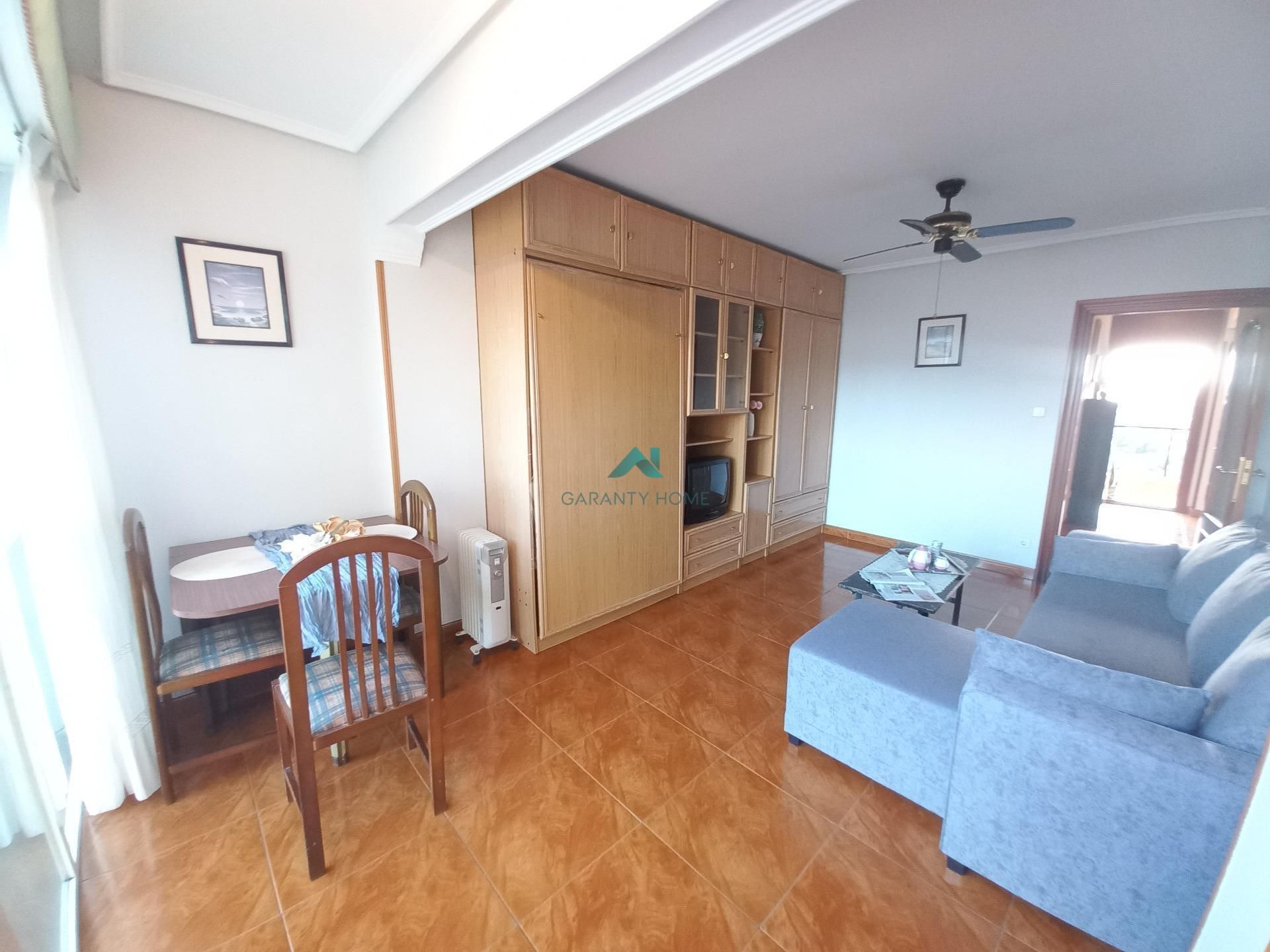 Sala d'estar de Apartament en venda en Laredo amb Jardí privat