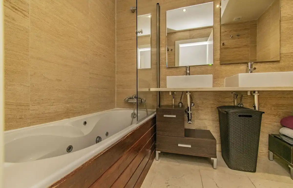 Badezimmer von Wohnungen zum Verkauf in Benahavís mit Klimaanlage, Heizung und Terrasse