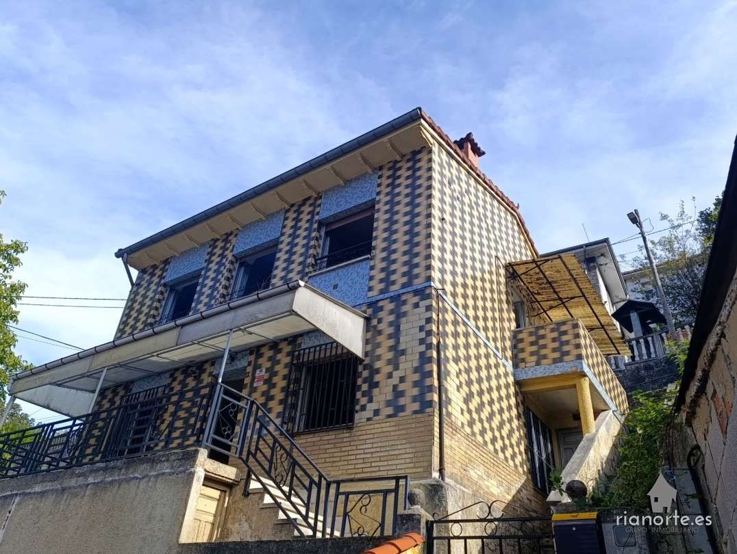 Vista exterior de Casa o xalet en venda en San Martín del Rey Aurelio amb Calefacció, Terrassa i Traster