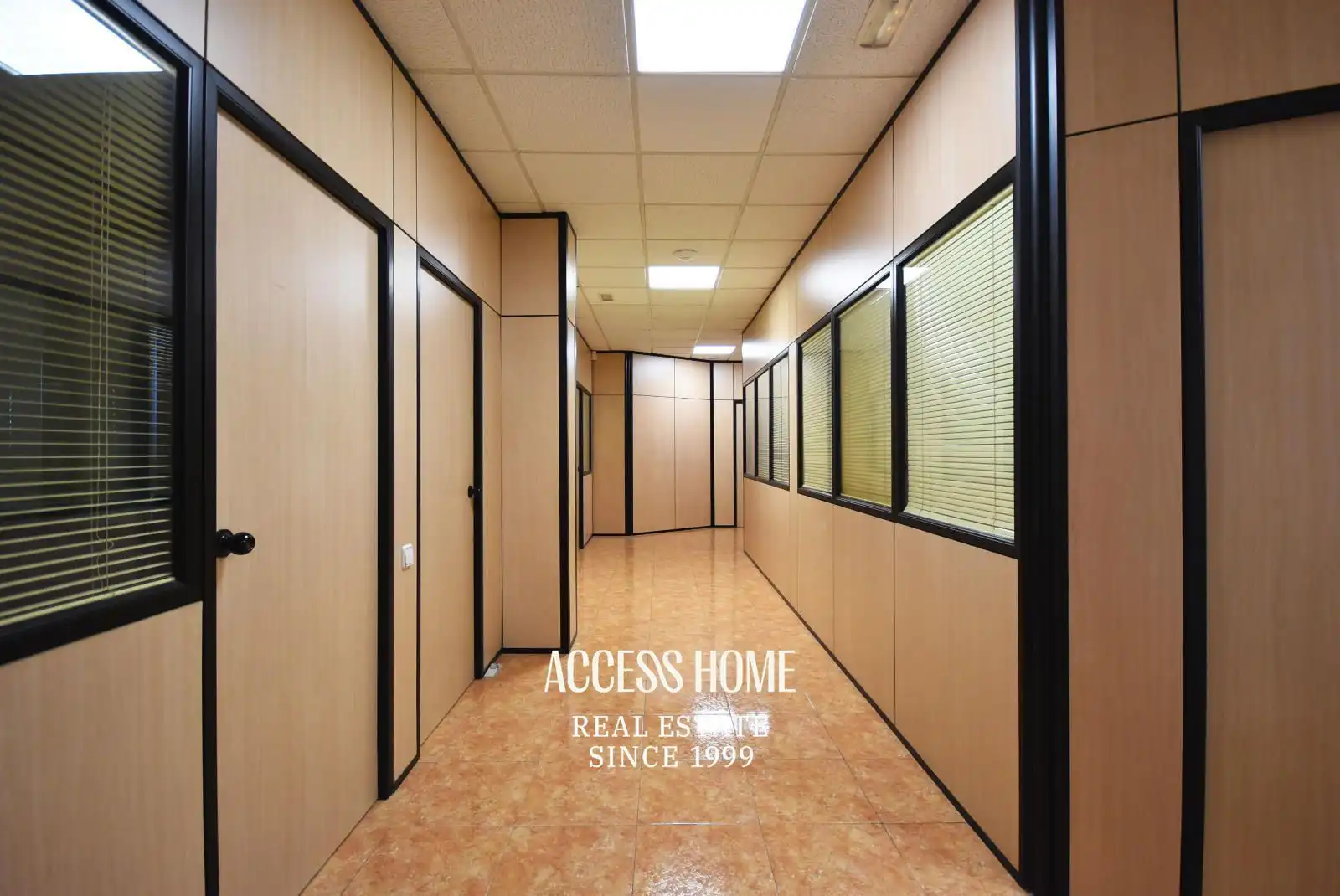 Office for rent in Badalona  with Air Conditioner and Alarm