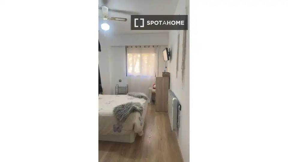 Bedroom of Flat for share in Valencia  with Air Conditioner, Heating and Terrace