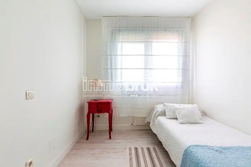 Schlafzimmer von Dachboden zur Miete in La Moraleja mit Klimaanlage, Heizung und Abstellraum