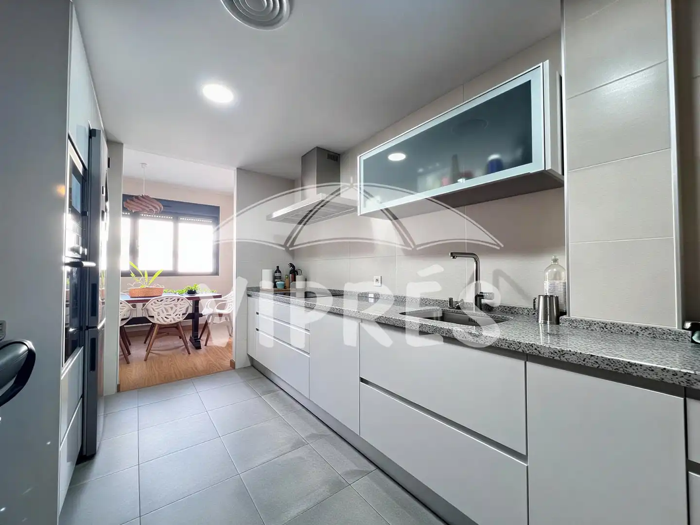 Cocina de Piso en venta en Cáceres con Trastero, Piscina y Amueblado