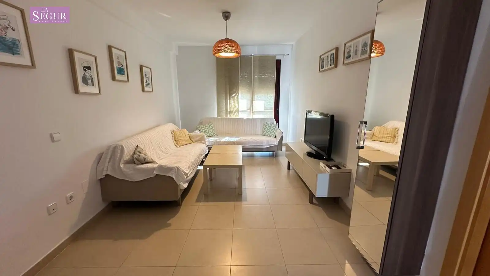 Wohnzimmer von Wohnung zum Verkauf in Conil de la Frontera mit Klimaanlage, Privatgarten und Abstellraum