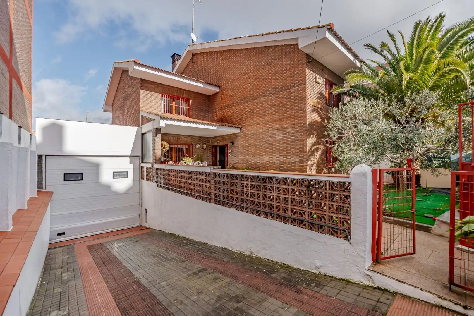 Vista exterior de Casa o xalet en venda en Madrid amb Calefacció, Jardí privat i Terrassa