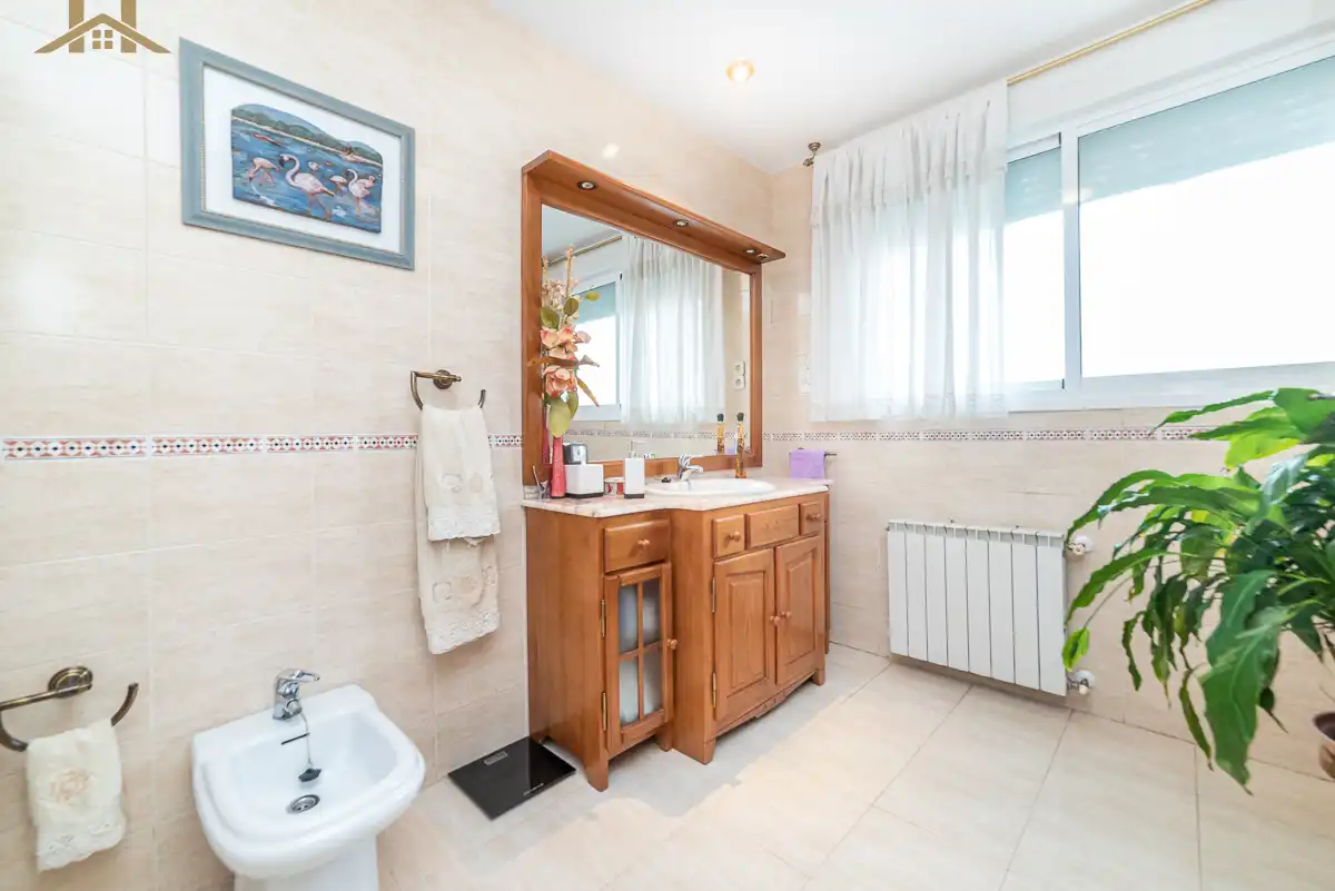 Baño de Casa adosada en venta en Boadilla del Monte con Aire acondicionado, Calefacción y Jardín privado